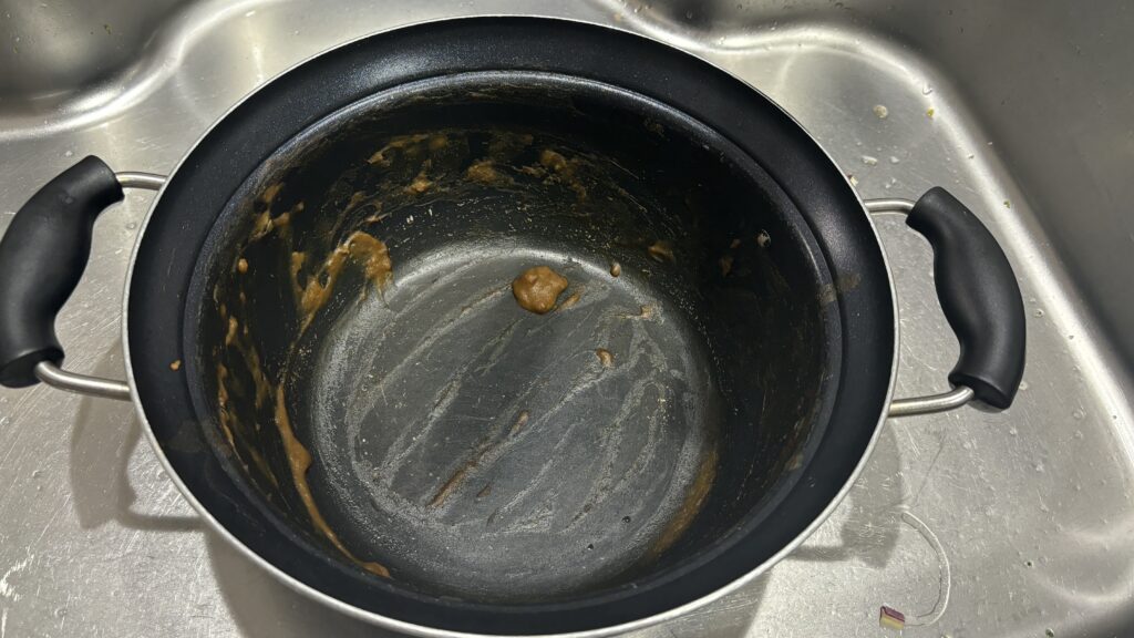 汚れの付着したカレー鍋の様子